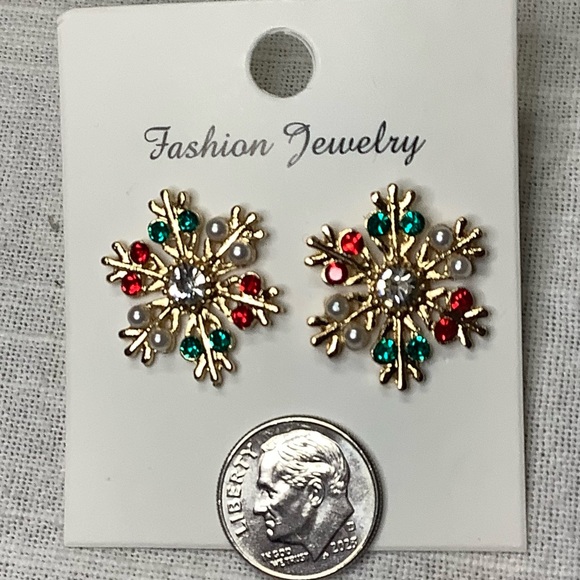 🌼 Snowflake Stud Earrings Embellished With Shiny Red and Green Crystal and Pearl - Picture 4 of 4